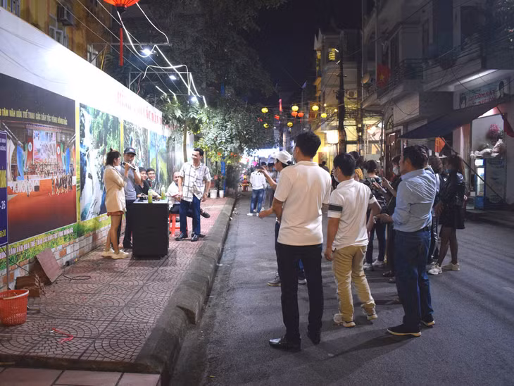 Người dân tham gia hát đường phố