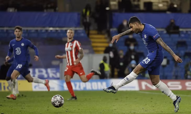 Emerson ấn định chiến thắng 2-0 cho Chelsea ở ngay pha chạm bóng đầu tiên. Ảnh: AP.