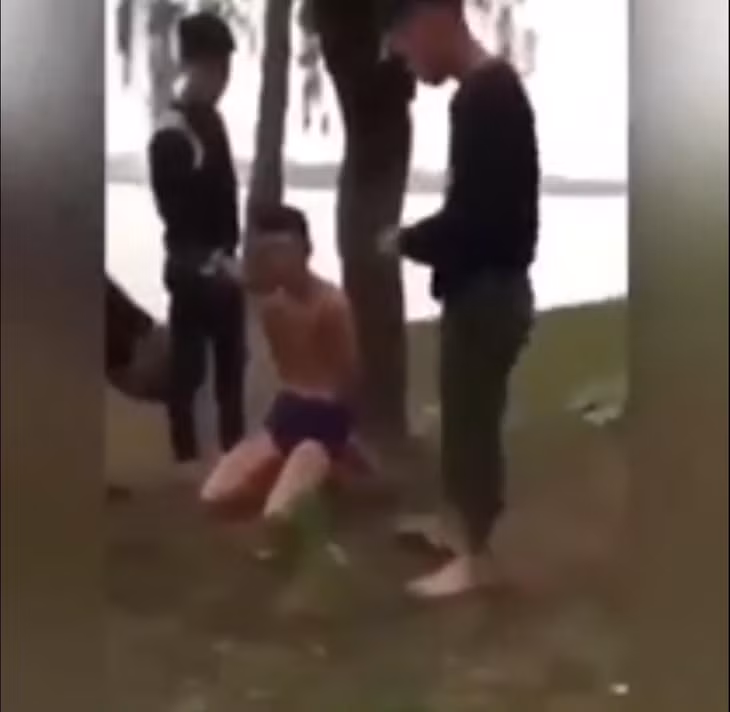  Nam thanh niên bị đánh đập dã man. (hình ảnh từ clip)