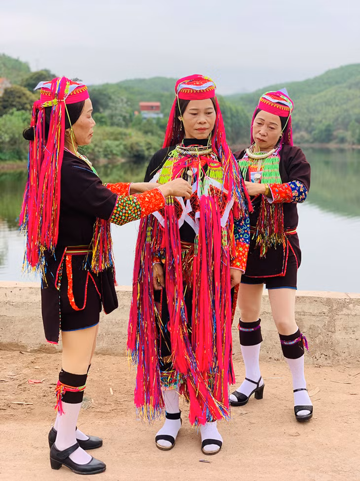 Trang phục cưới của cô dâu dân tộc Dao Thanh Y với nhiều lớp tầng, đặc biệt là 16 khăn vuông cài quanh người với quan niệm cầu phúc cho cô dâu, chú rể.