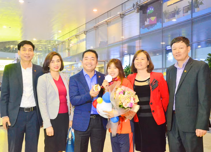 VĐV Phạm Thị Huệ HCV SEA Games 30 cự ly 1.000m và các VĐV khác đã mang vinh quang về cho Quảng Ninh và Tổ quốc.