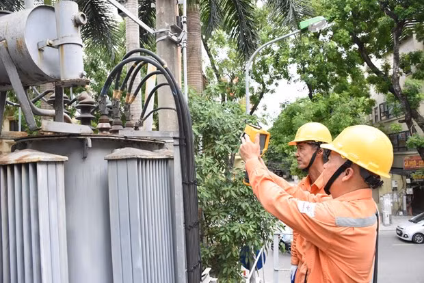 Nhân viên EVNHANOI kiểm tra thông số vận hành đường dây. (Ảnh: Đức Duy/Vietnam+)