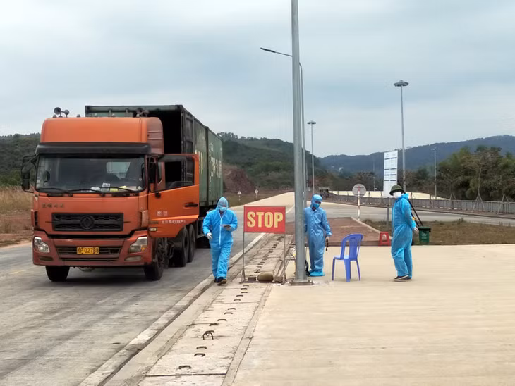Ban quản lý Cửa khẩu Quốc tế Móng Cái phối hợp với các ngành chức năng thực hiện nghiêm các biện pháp phòng, chống dịch Covid-19 trong hoạt động XNK.