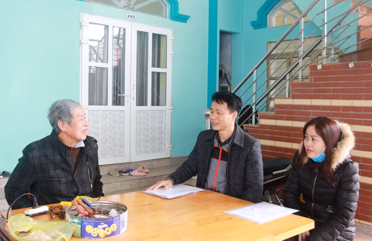 Anh Vũ Đức Tuân (giữa), tuyên truyền, vận động nhân dân xây dựng nông thôn mới.