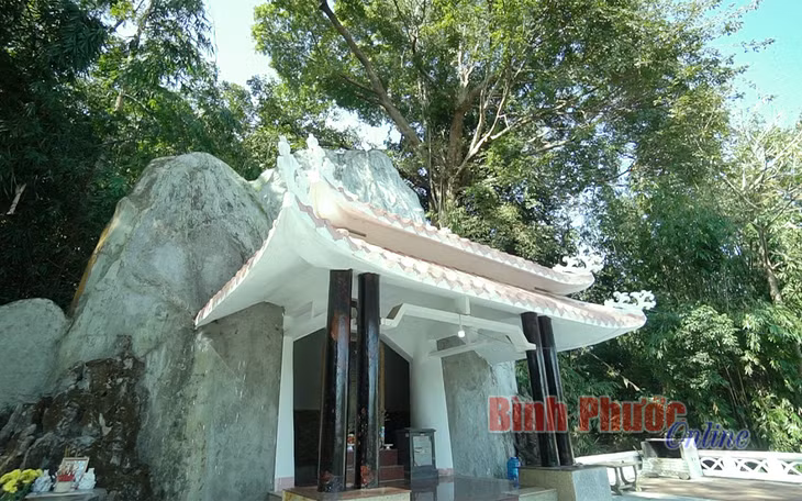Nhà bia và đền tưởng niệm các chiến sĩ, quân dân đồng bào đã hy sinh trong kháng chiến ở khu vực Bà Rá được xây dựng tại đồi Bằng Lăng