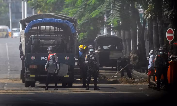 Cảnh sát Myanmar đứng gác tại một chốt kiểm soát an ninh ở thành phố Yangon ngày 13/3. Ảnh: AFP.