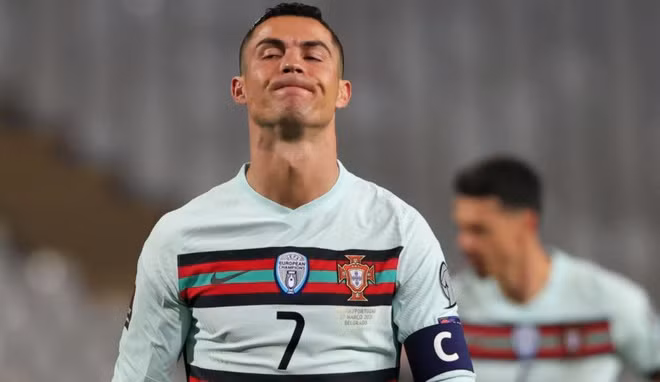 Ronaldo thất vọng khi Bồ Đào Nha đánh mất lợi thế. Ảnh: Getty.