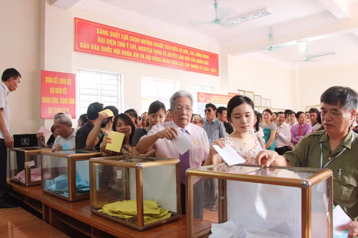 Cử tri phường Hồng Hải bỏ phiếu bầu cử tại Khu vực bỏ phiếu số 5 của TP Hạ Long