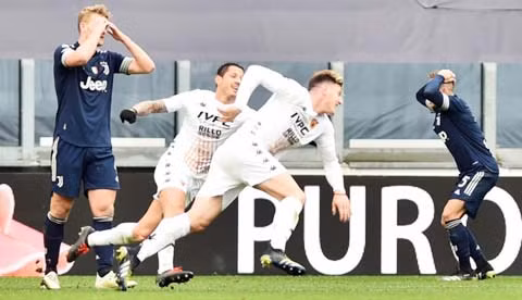  Thua trên sân nhà trước Benevento khiến Juve (áo sẫm) có nguy cơ mất vé dự Champions League mùa sau
