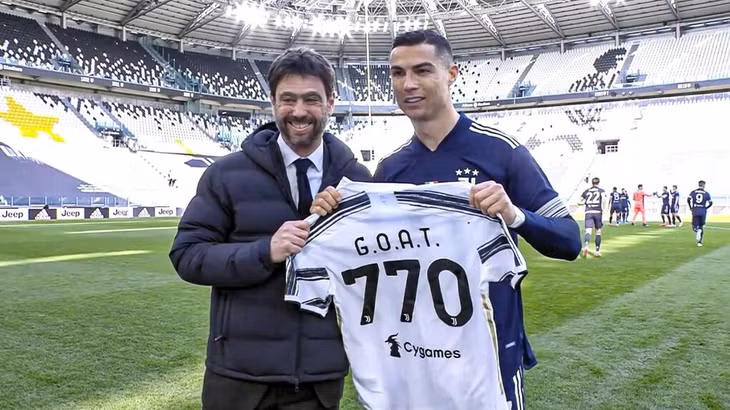 Ronaldo và chiếc áo đặc biệt từ ông chủ Juventus Andrea Agnelli. Ảnh: Twitter.