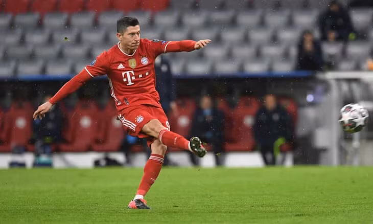 Lewandowski sút phạt đền mở tỷ số. Ảnh: Reuters