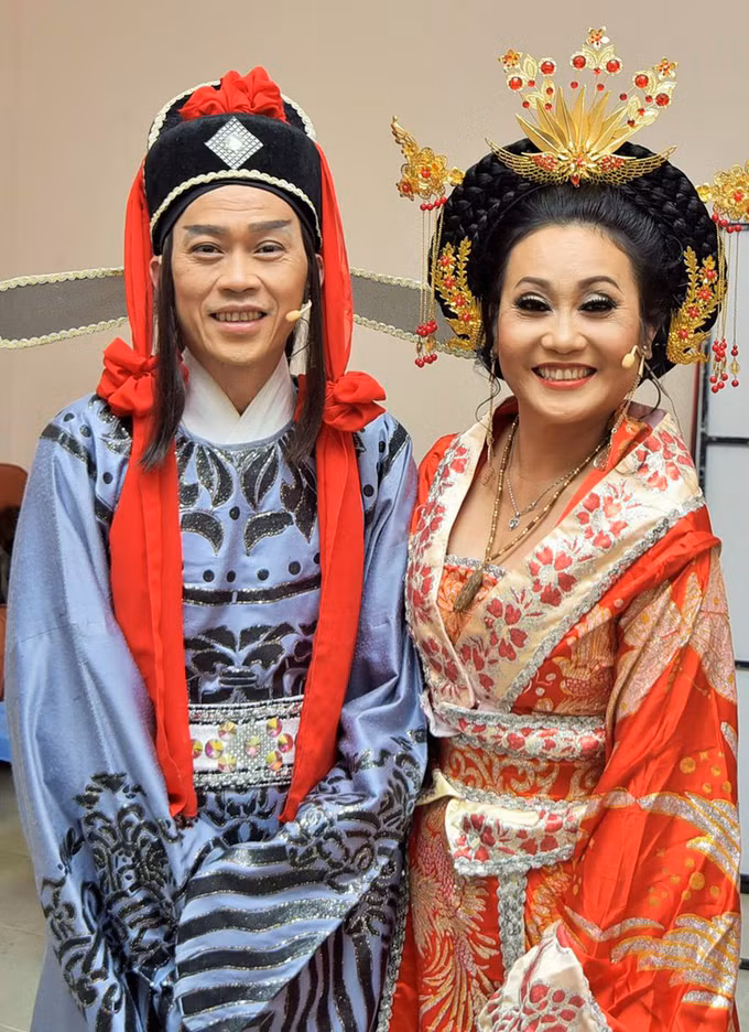 Danh hài Hoài Linh (trái) là khách mời trong show kỷ niệm 40 năm ca hát của Thanh Hằng. Ảnh: THVL.