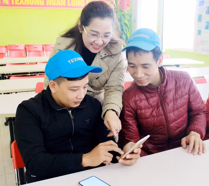 Cán bộ BHXH TP Móng Cái trực tiếp hướng dẫn cài đặt ứng dụng VssID cho CNLĐ tại Công ty TNHH KHKT Texhong Ngân Long (KCN Hải Yên, TP Móng Cái) đầu tháng 1/2021.