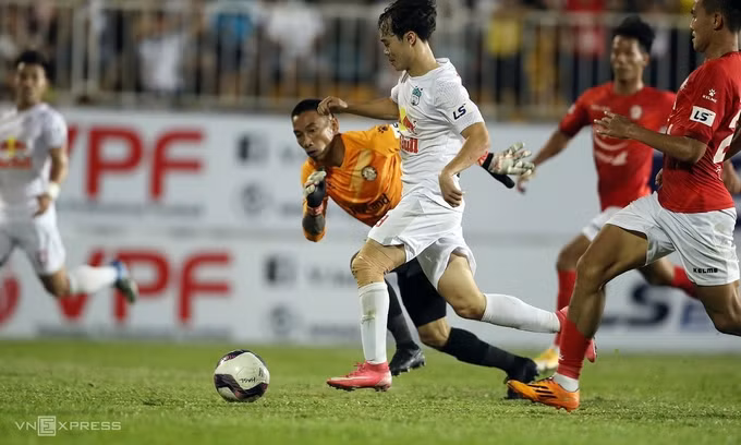 Văn Toàn có bàn thứ 3 tại V-League mùa này. Ảnh: Đức Đồng.