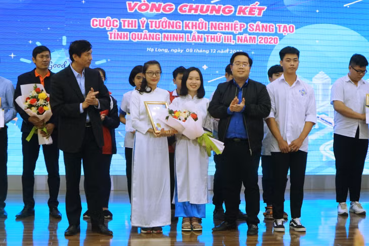 Lô Vũ Bình Minh cùng bạn nhận giải Nhì tại Cuộc thi ý tưởng sáng tạo khởi nghiệp lần thứ III, năm 2020.
