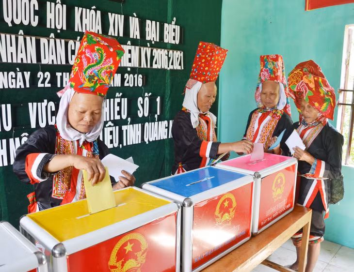 Cử tri xã Hoành Mô bỏ phiếu bầu cử tại Khu vực bầu cử số 1, huyện Bình Liêu (Ảnh: Nguyễn Thanh) 