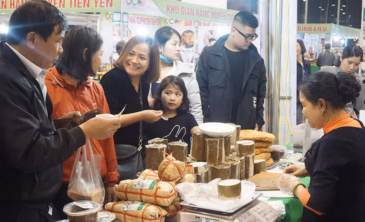Sản phẩm OCOP được người dân tin dùng tại Hội chợ OCOP tỉnh cuối năm 2020. Ảnh: Minh Đức