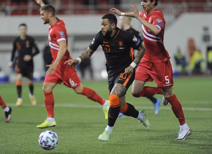 Depay và Hà Lan phải chờ tới hiệp hai mới có thể đè bẹp Gibraltar. Ảnh: AP