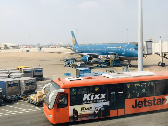 Máy bay Vietnam Airlines tại sân bay Tân Sơn Nhất - Ảnh: C.TRUNG