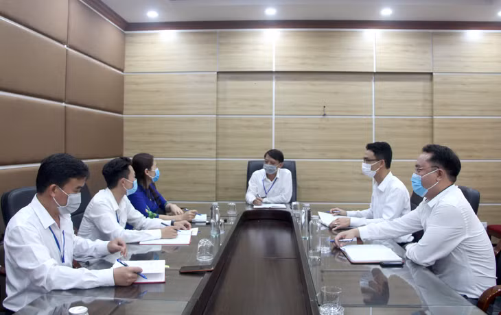 Thường trực Đảng ủy phường Hoành Bồ họp cho ý kiến về các công việc trong tuần.