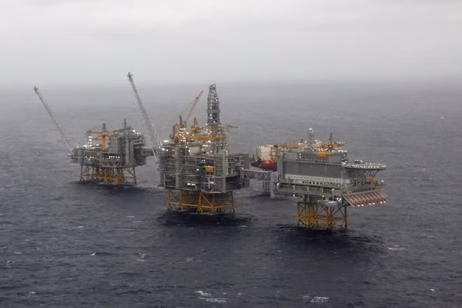 Giá dầu vẫn chịu nhiều áp lực từ Covid-19, tồn kho tăng... ẢNH: REUTERS