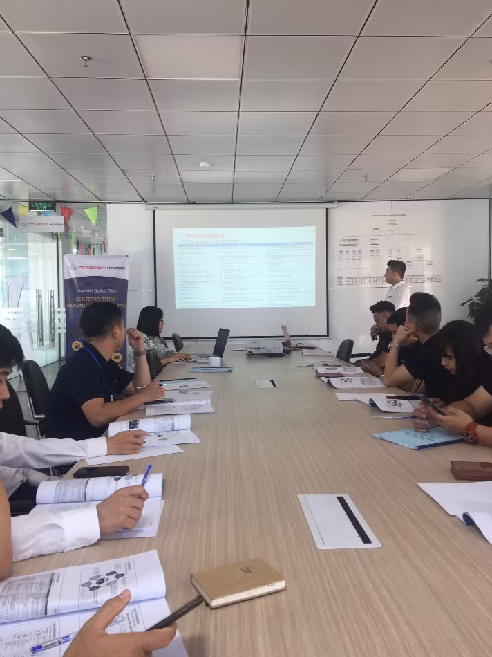 Lái xe được tìm hiểu thêm về cách và quá trình bảo dưỡng xe.