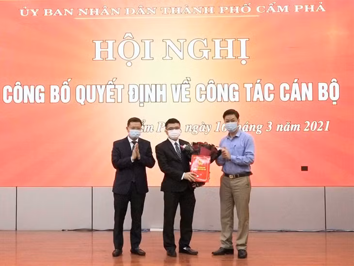 Lãnh đạo TP Cẩm Phả trao quyết định bổ nhiệm Trưởng phòng Kinh tế.