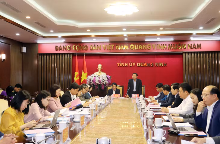 Đồng chí Nguyễn Xuân Ký, Bí thư Tỉnh ủy, Chủ tịch HĐND tỉnh phát biểu tại hội nghị.