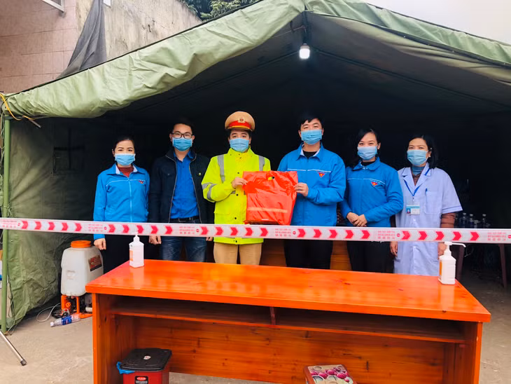 Huyện Đoàn Tiên Yên thăm, tặng quà các cán bộ tham gia làm việc tại chốt kiểm soát dịch Covid-19 trên QL4B.