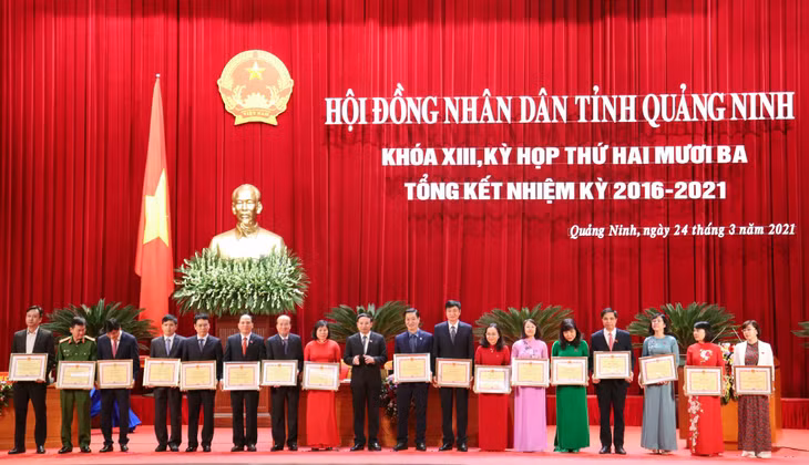 Đồng chí Nguyễn Xuân Ký, Bí thư Tỉnh ủy, Chủ tịch HĐND tỉnh trao tặng Bằng khen cho các tập thể có thành 
