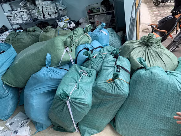 Số hàng giả được kho hàng này đóng vào những bao tải cỡ lớn, chờ tiêu thụ - Ảnh: Tổng cục QLTT