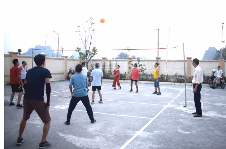 Người dân chơi bóng chuyền hơi tại Nhà văn hóa khu Cao sơn 3, phường Cẩm Sơn