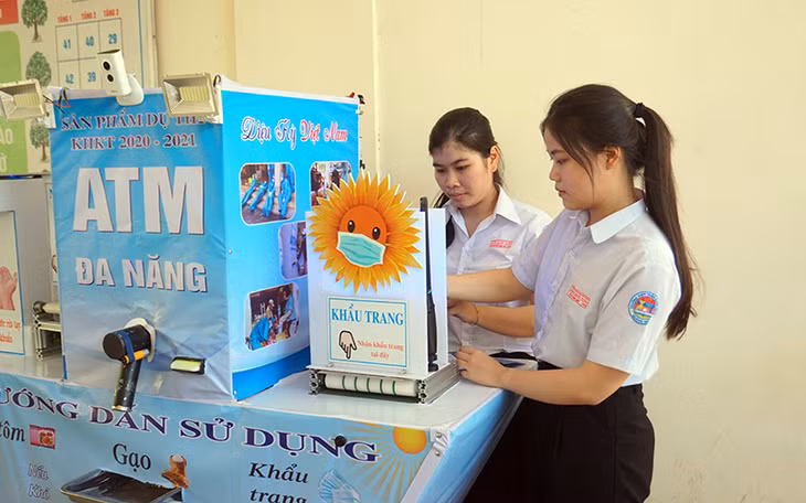 Hai học sinh Xuân Thùy và Minh Thư bên máy ATM 