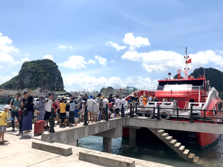 Mùa hè, du lịch Cô Tô thu hút rất đông du khách. Ảnh chụp tháng 7/2020. 