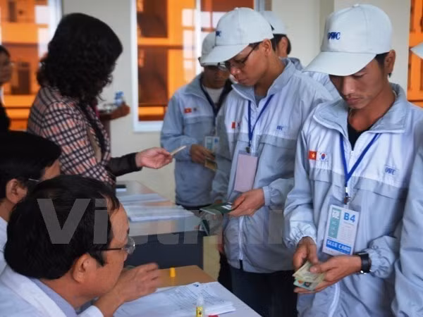 Lao động Việt Nam làm thủ tục sang Hàn Quốc làm việc (Ảnh minh hoạ: PV/vietnam+)