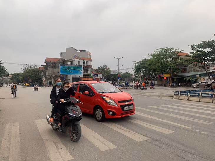 Nhiều người dân tham gia giao thông bằng xe mô tô không đội MBH. 