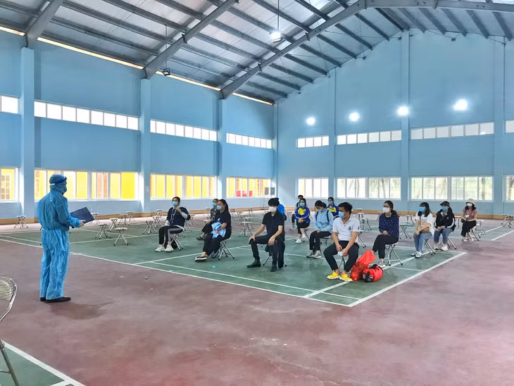 Học sinh cách ly tại Trung đoàn 244 được phổ biến các quy định phòng chống dịch và khai báo y tế.