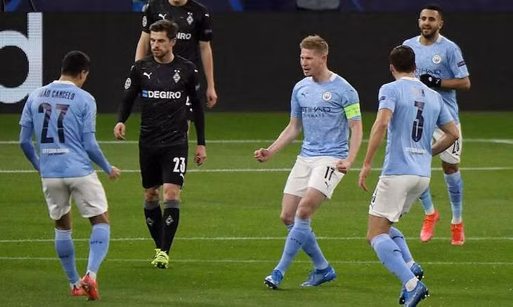 De Bruyne mở tỷ số cho Man City với một pha nã đại bác bằng chân trái. Ảnh: Reuters.