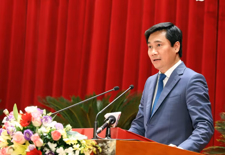 Đồng chí Nguyễn Tường Văn, Chủ tịch UBND tỉnh trình bày
