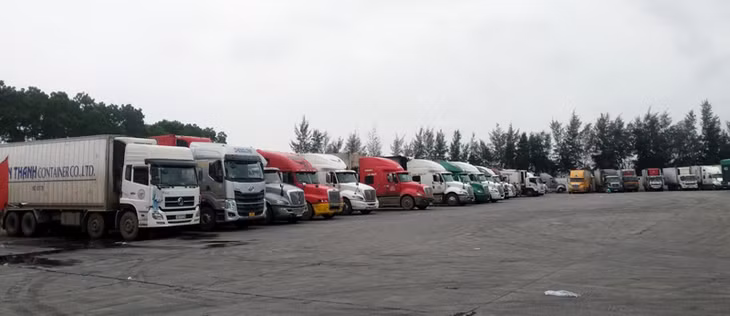 Các xe Container chở hàng hóa xuất khẩu tại Cảng ICD Thành Đạt.