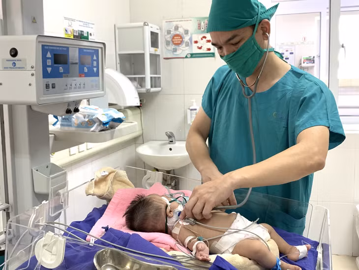 Kiểm tra sức khỏe cho bệnh nhi tại Bệnh viện Sản nhi tỉnh.