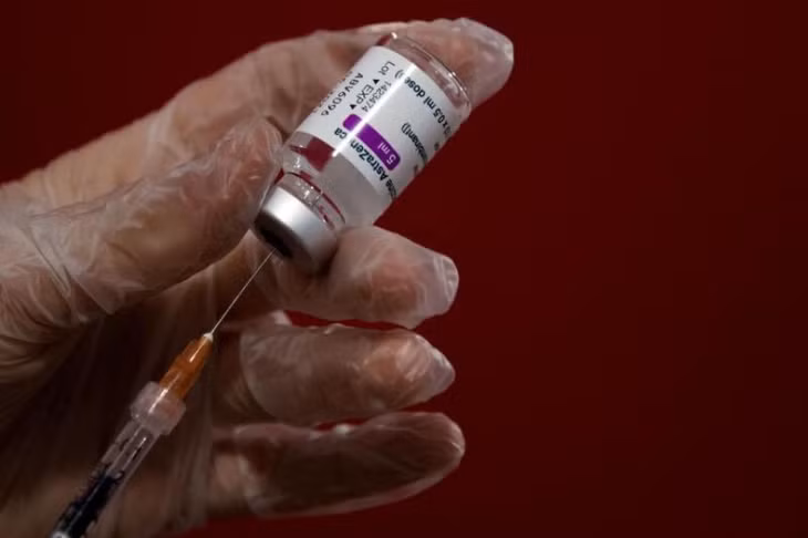 AstraZeneca cho biết không có bằng chứng nào về nguy cơ gây cục máu đông. Ảnh: AFP