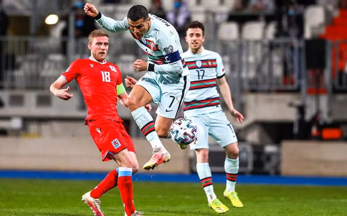 Ronaldo tung người đệm bóng ghi bàn bằng lòng chân phải.