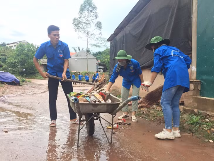 Thanh niên Ba Chẽ tích cực giữ gìn vệ sinh môi trường nông thôn miền núi.