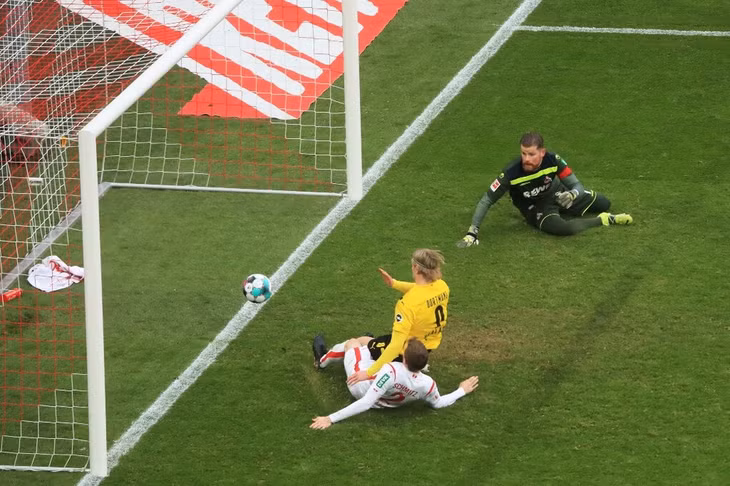Haaland trong tình huống đệm bóng cận thành, gỡ hoà 2-2 cho Dortmund. Ảnh: AFP