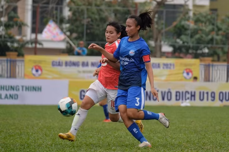 U19 Than Khoáng Sản Việt Nam (áo xanh) có chiến thắng 2-0 trước U19 Sơn La tại vòng cuối lượt đi U19 nữ Quốc gia 2021. Ảnh: Minh Hoàng