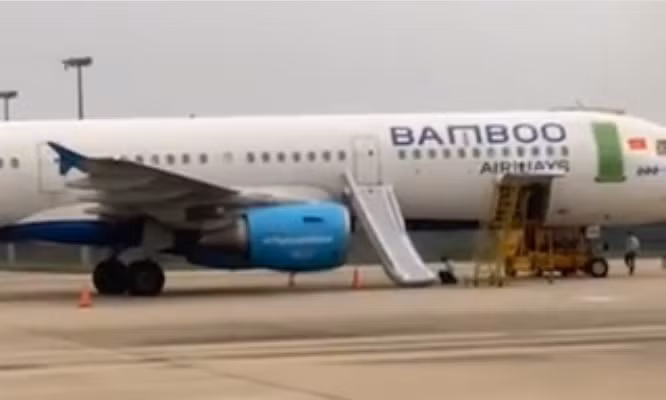 Máy bay bị bung cầu phao sau khi khách mở cửa thoát hiểm. Ảnh cắt từ clip.