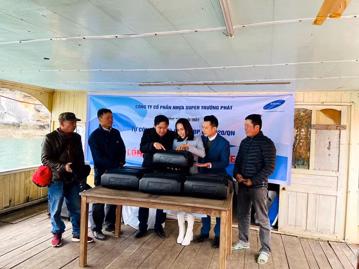 Công ty CP Nhựa Super Trường Phát giới thiệu các vật liệu HDPE sử dụng phao nổi trong NTTS cho các hộ nuôi của HTX NTTS Phất cờ.