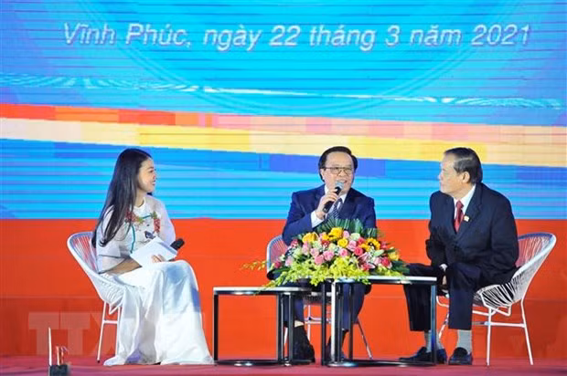 Ông Hoàng Bình Quân (giữa), nguyên Trưởng Ban Đối ngoại Trung ương, nguyên Bí thư thứ nhất Trung ương Đoàn và ông Trần Đình Đàn (phải), nguyên Ủy viên Ban Chấp hành Trung ương Đảng, nguyên Ủy viên Uỷ ban Thường vụ Quốc hội, Chủ nhiệm Văn phòng Quốc hội, nguyên Bí thư Tỉnh đoàn Hà Tĩnh giao lưu tại buổi lễ. (Ảnh: Minh Đức/TTXVN)