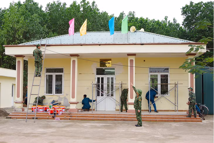 Cán bộ, chiến sĩ LLVT TP Cẩm Phả tích cực tham gia tu bổ, sửa chữa nhà văn hóa thôn Hà Tranh (TP Cẩm Phả)